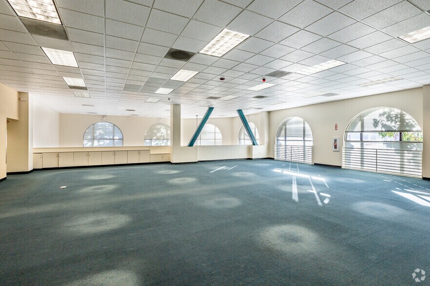 More Photos Of 1098 Valencia St, San Francisco Office For Lease