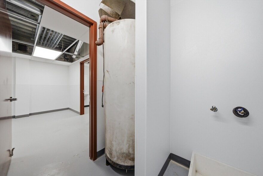 More Photos Of 2201 W Howard St, Chicago Restaurant For Lease