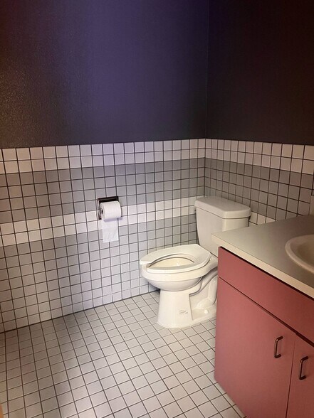 More Photos Of 8140 E Butherus Dr, Scottsdale Auto Dealership For Lease