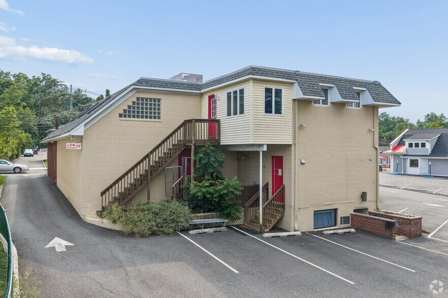 More Photos Of 262 Main St, Madison Veterinarian Kennel For Sale