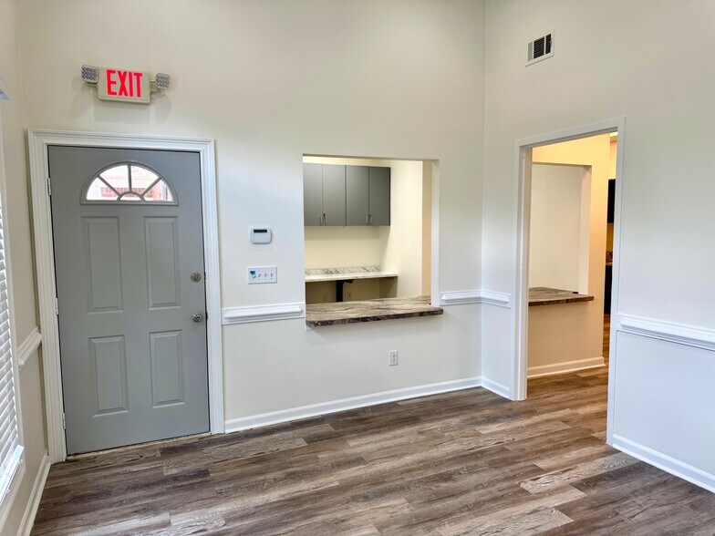 More Photos Of 201-204 Bombay Ln, Roswell Medical For Lease