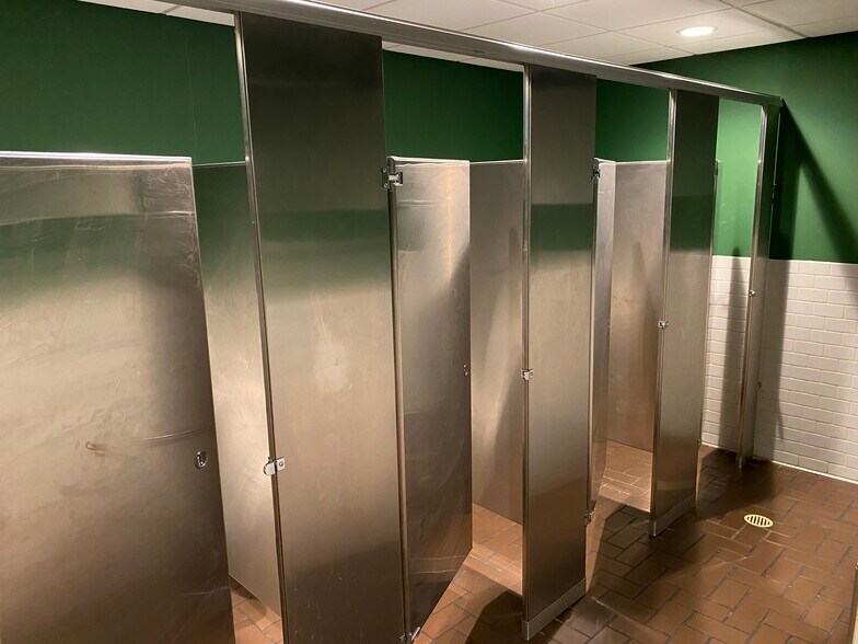 More Photos Of 410 S Clippert St, Lansing Restaurant For Sale