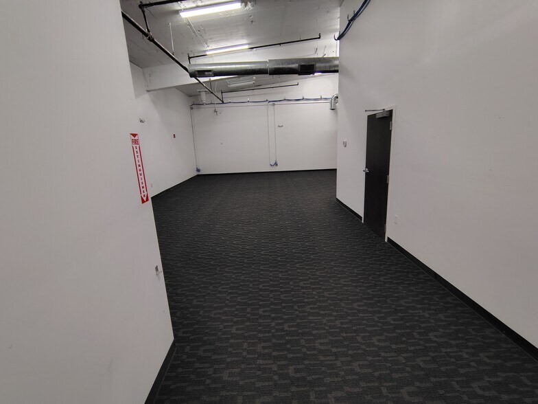 More Photos Of 18-22 Masse Pl, Batavia Warehouse For Lease