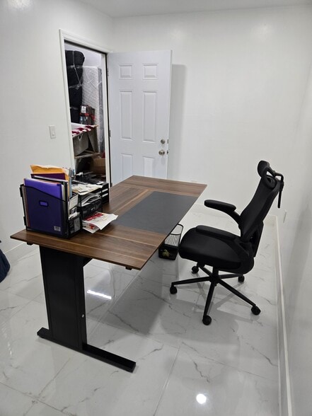 More Photos Of 16051 Oneal Dr, North Fort Myers Showroom For Lease