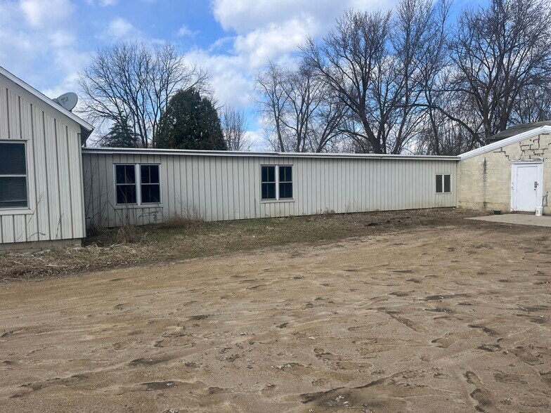 More Photos Of N3830 River Rd, Columbus Light Manufacturing For Sale