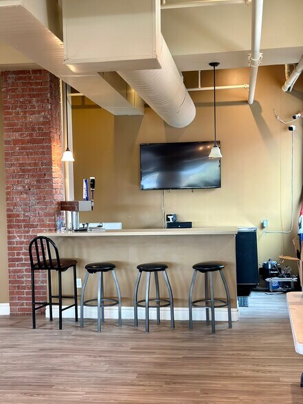 More Photos Of 231 E Main St, Trinidad Bar For Sale