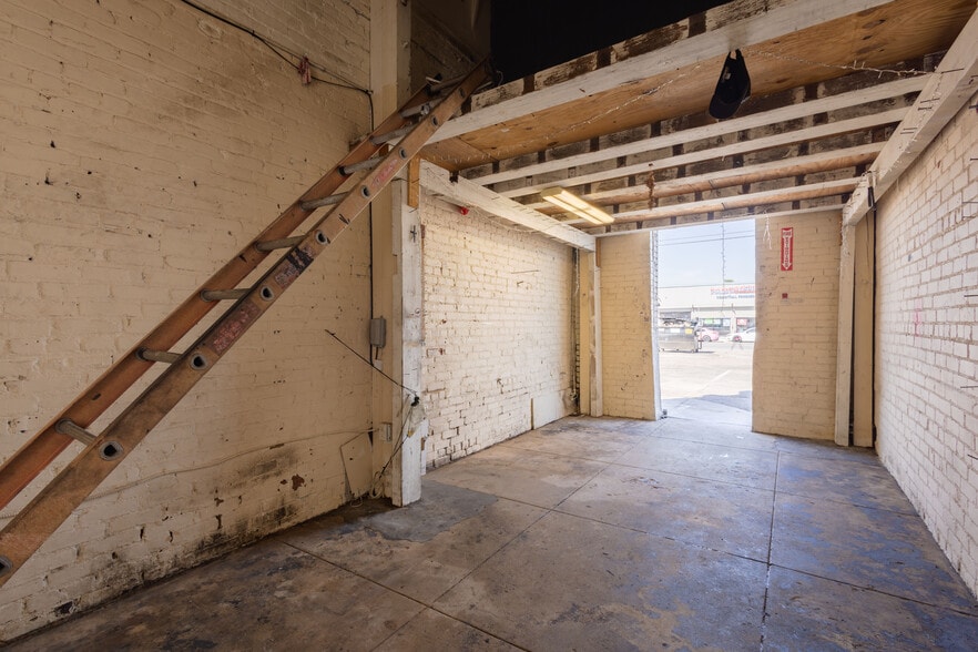 More Photos Of 110 E 62nd St, Los Angeles Auto Repair For Lease