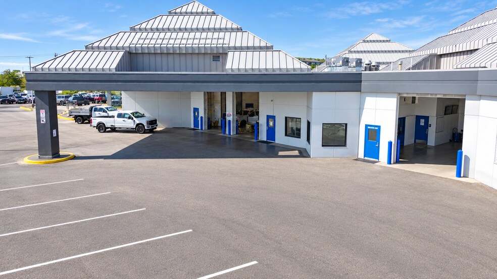 More Photos Of 2425 Broadway St NE, Minneapolis Auto Dealership For Sale