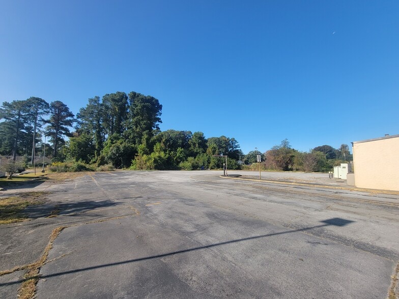 More Photos Of 2405 Neuse Blvd, New Bern Showroom For Sale
