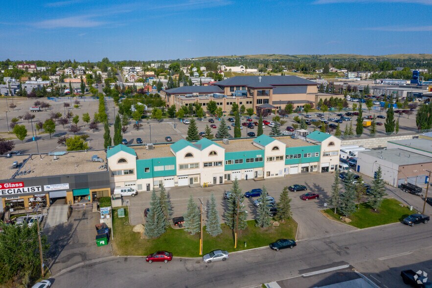 More Photos Of 3907 3A St NE, Calgary Showroom For Lease