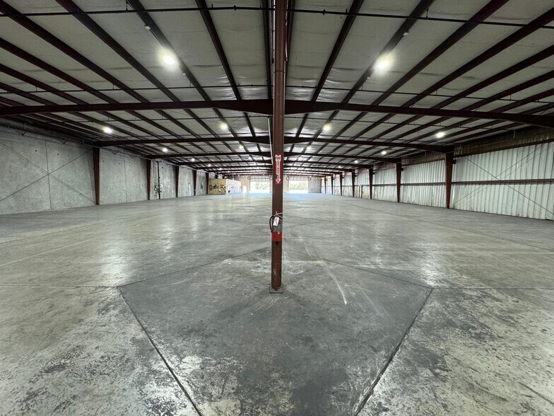 More Photos Of 5050 Gateway Blvd, Lakeland Distribution For Lease