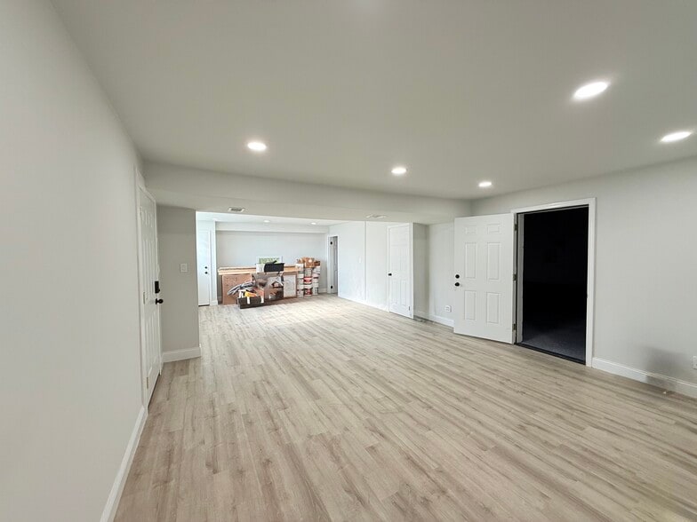 More Photos Of 5729-5731 S Beech Daly Rd, Dearborn Heights Warehouse For Sale