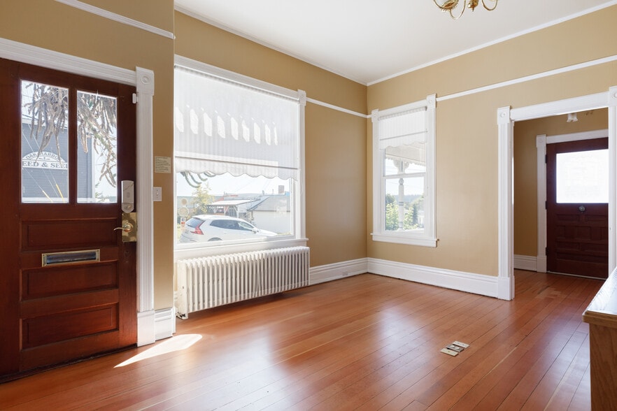 More Photos Of 1199 SE Dock St, Oak Harbor General Retail For Sale