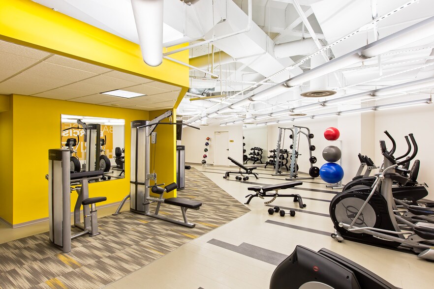 More Photos Of 8300 Boone Blvd, Vienna Office For Lease