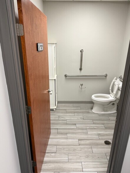 More Photos Of 6334 Peters Creek Rd, Roanoke Office For Lease