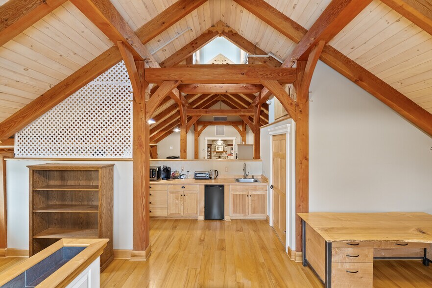 More Photos Of 114 Cemetery Ave, Manchester Center Office For Sale