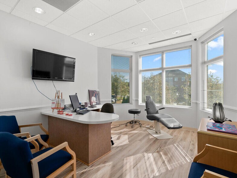 More Photos Of 46165 Westlake Dr, Sterling Medical For Sale