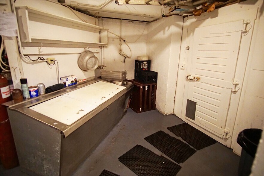 More Photos Of 950 Bay St, Springfield Restaurant For Sale