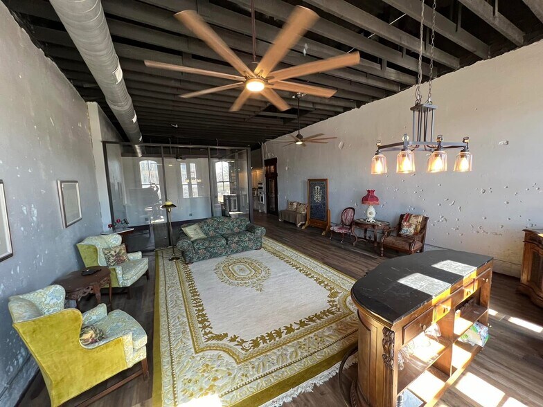 More Photos Of 119 E 5th St, Bonham Restaurant For Sale