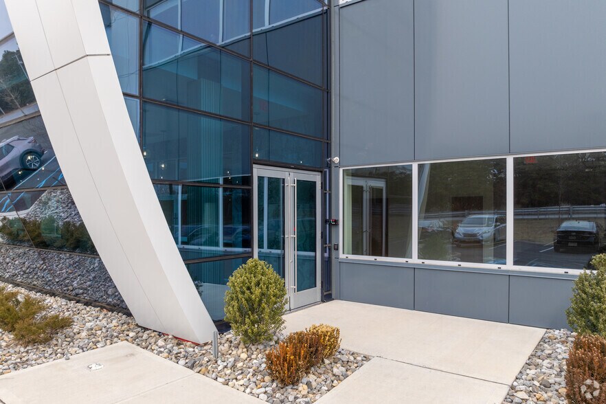 More Photos Of 2013 Cedarbridge Ave, Lakewood Office For Lease