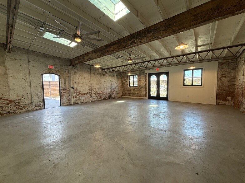 More Photos Of 214-216 S 11th St, Waco General Retail For Lease