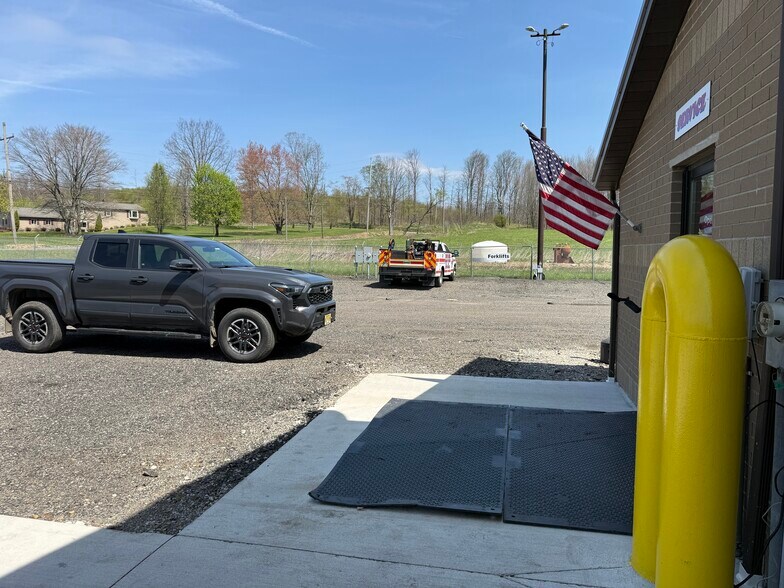 More Photos Of 4881 Pittsburgh Rd, Harrisville Light Distribution For Sale