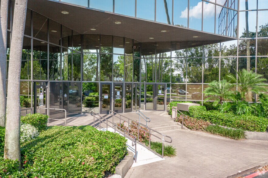 More Photos Of 300 S Pine Island Rd, Plantation Office For Lease