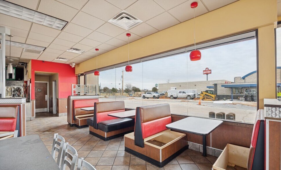 More Photos Of 925 E Main St, Weatherford Fast Food For Lease