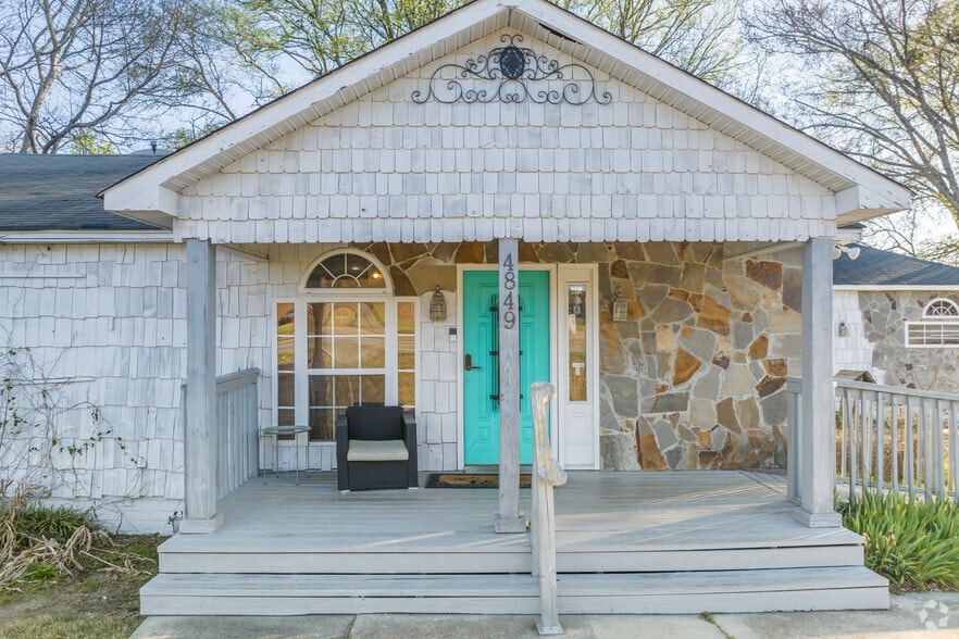 More Photos Of 4849 Mercer University Dr, Macon-Bibb Storefront For Sale