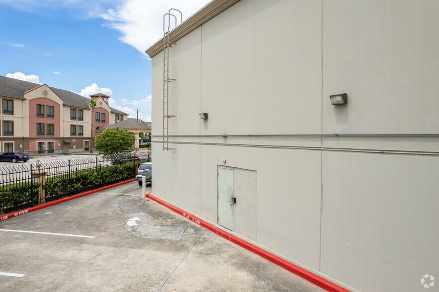 More Photos Of 14755 North Fwy, Houston General Retail For Lease