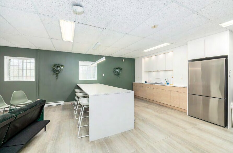 More Photos Of 3365-3367 Sainte-Anne Boul, Québec Office For Sale