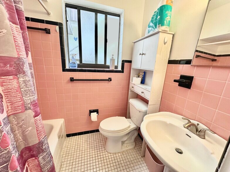 More Photos Of 2212 N Surf Rd, Hollywood Specialty For Sale