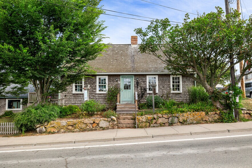 More Photos Of 442 Dodge St, New Shoreham Freestanding For Sale