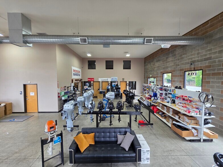 More Photos Of 13200-13210 SE Mcloughlin Blvd, Milwaukie Showroom For Lease