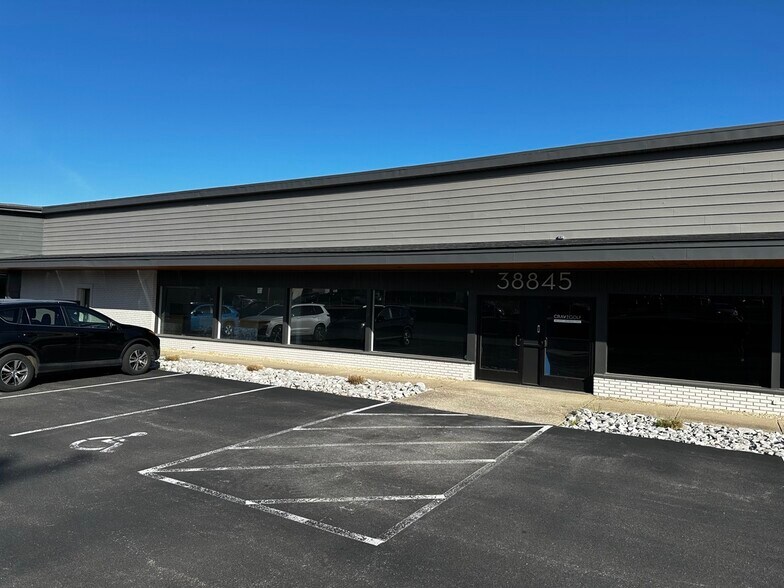 More Photos Of 38845 Mentor Ave, Willoughby Showroom For Lease