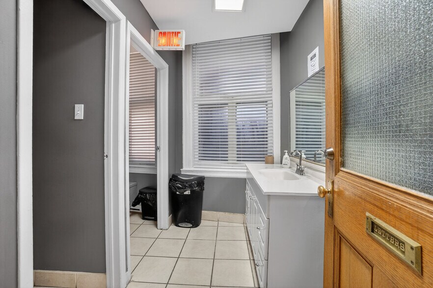 More Photos Of 84 Rue Notre-Dame O, Montréal Office For Lease