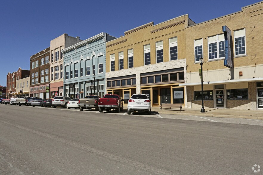 More Photos Of 507-509 W Main St, Denison Storefront Retail Office For Lease