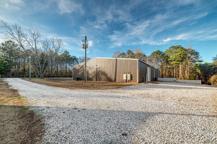More Photos Of 881 Barnetts Bridge Rd, Jackson Light Distribution For Sale