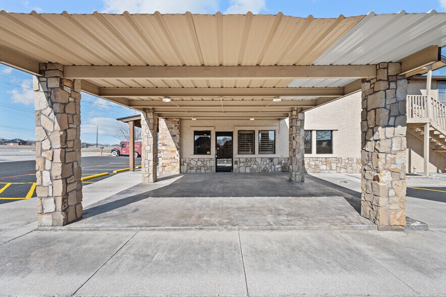 More Photos Of 7716 Davis Blvd, North Richland Hills Storefront For Lease