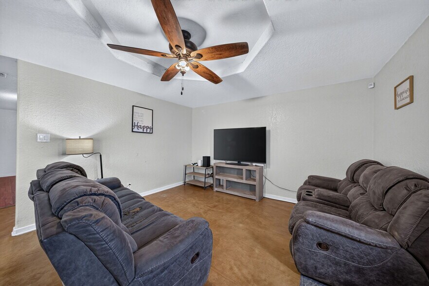 More Photos Of 4044 W FM 476, Poteet Flex For Sale