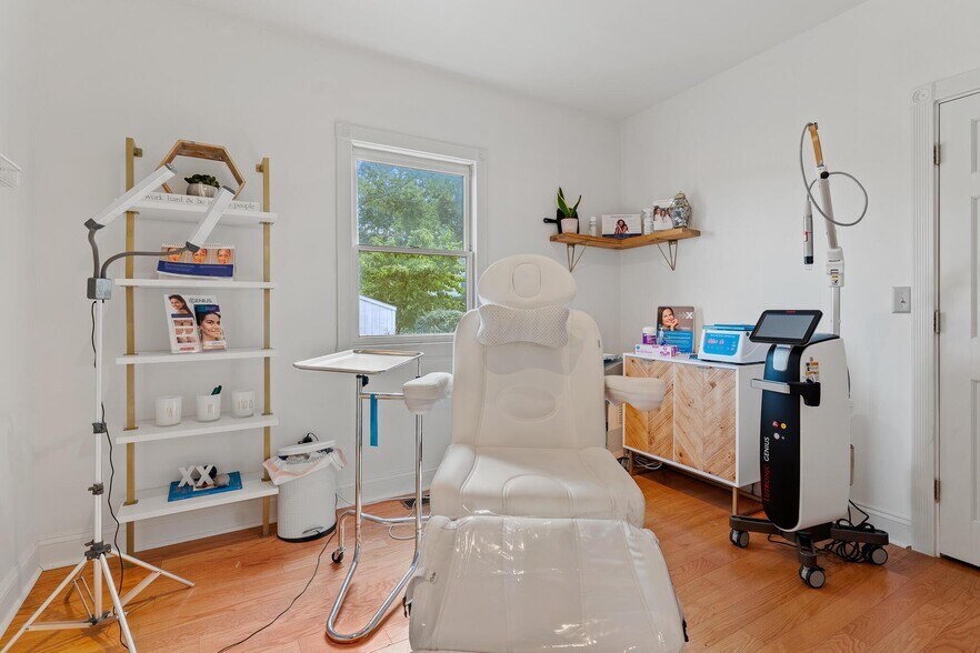 More Photos Of 1550 Lewis Center Rd, Lewis Center Freestanding For Sale