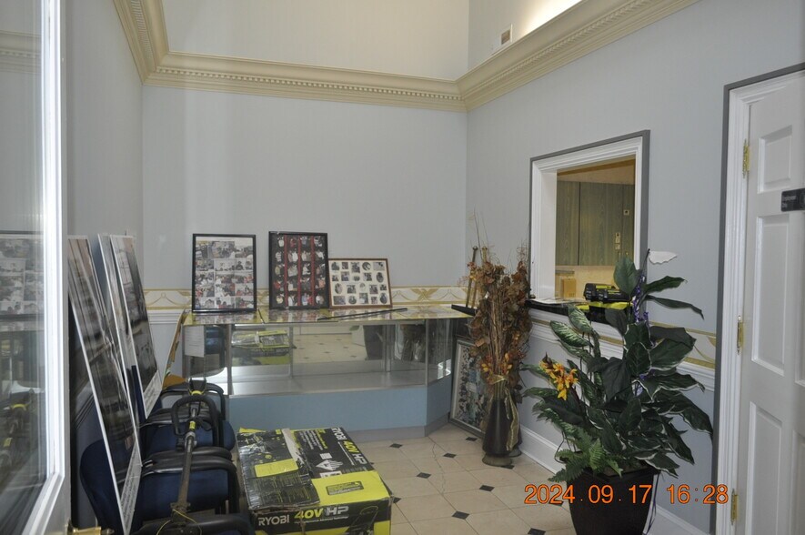 More Photos Of 2224 E Fayette St, Baltimore Warehouse For Lease