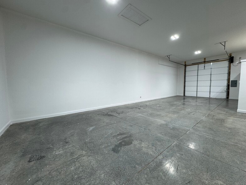 More Photos Of 2575 Louisville Rd, Bowling Green Light Distribution For Lease