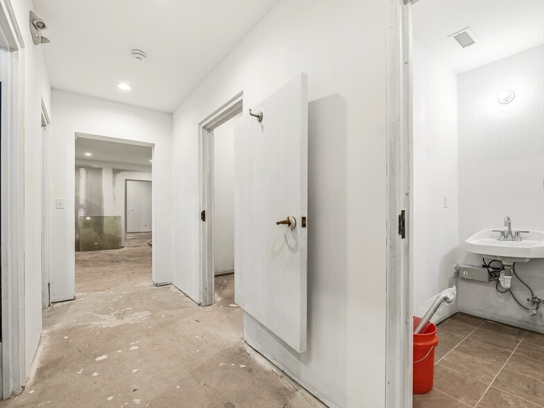More Photos Of 5 Biltmore Plz, Asheville Storefront For Lease