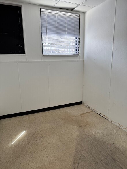 More Photos Of 127 E State St, Batavia Freestanding For Lease