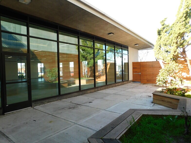 More Photos Of 1295 67th St, Emeryville Manufacturing For Lease