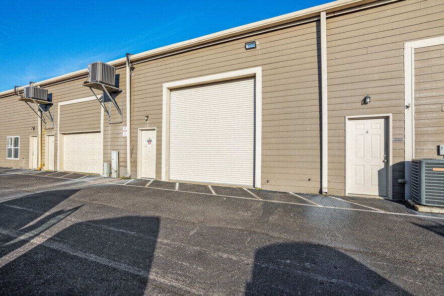 More Photos Of 4922 Port Royal Rd, Spring Hill Showroom For Lease