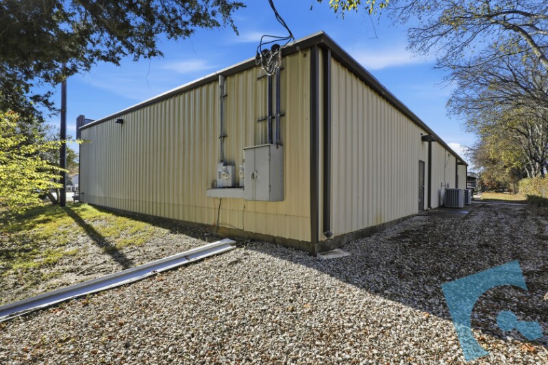 More Photos Of 1594-1598 Hart Ct, Southlake Light Manufacturing For Sale