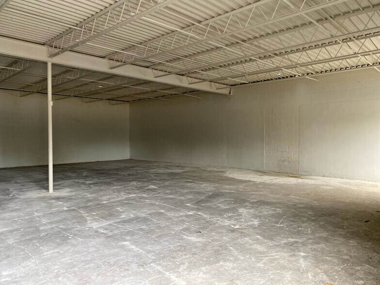 More Photos Of 501-507 E Rock Island Rd, Grand Prairie Industrial For Lease