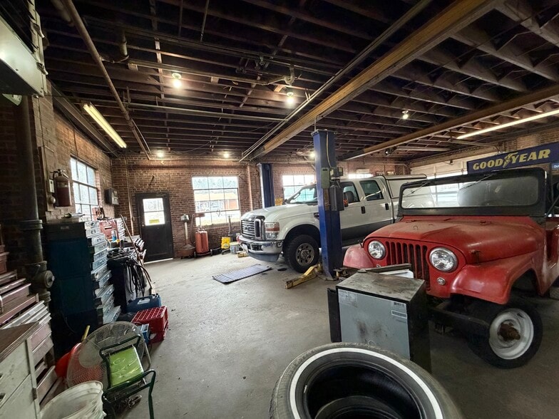 More Photos Of 10615 Crain hwy, Faulkner Auto Repair For Sale